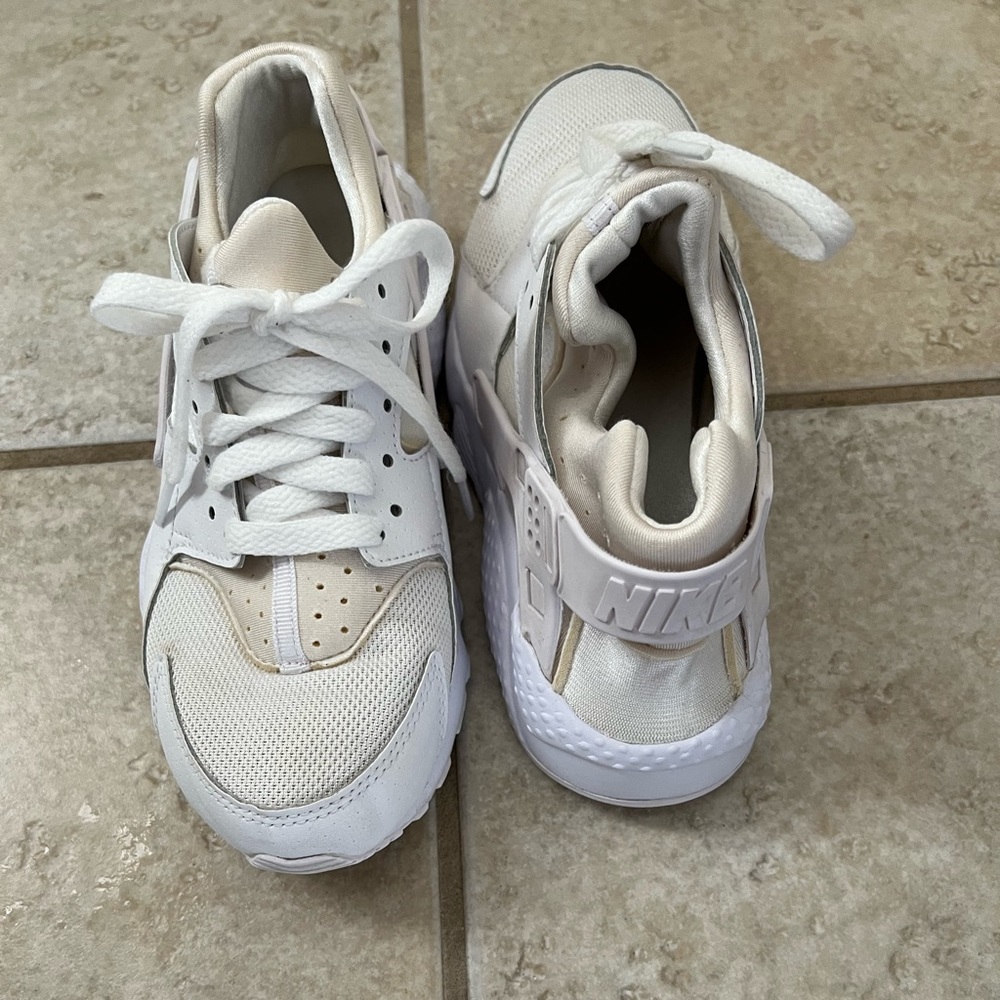 Kids youth size 5 Nike shoes